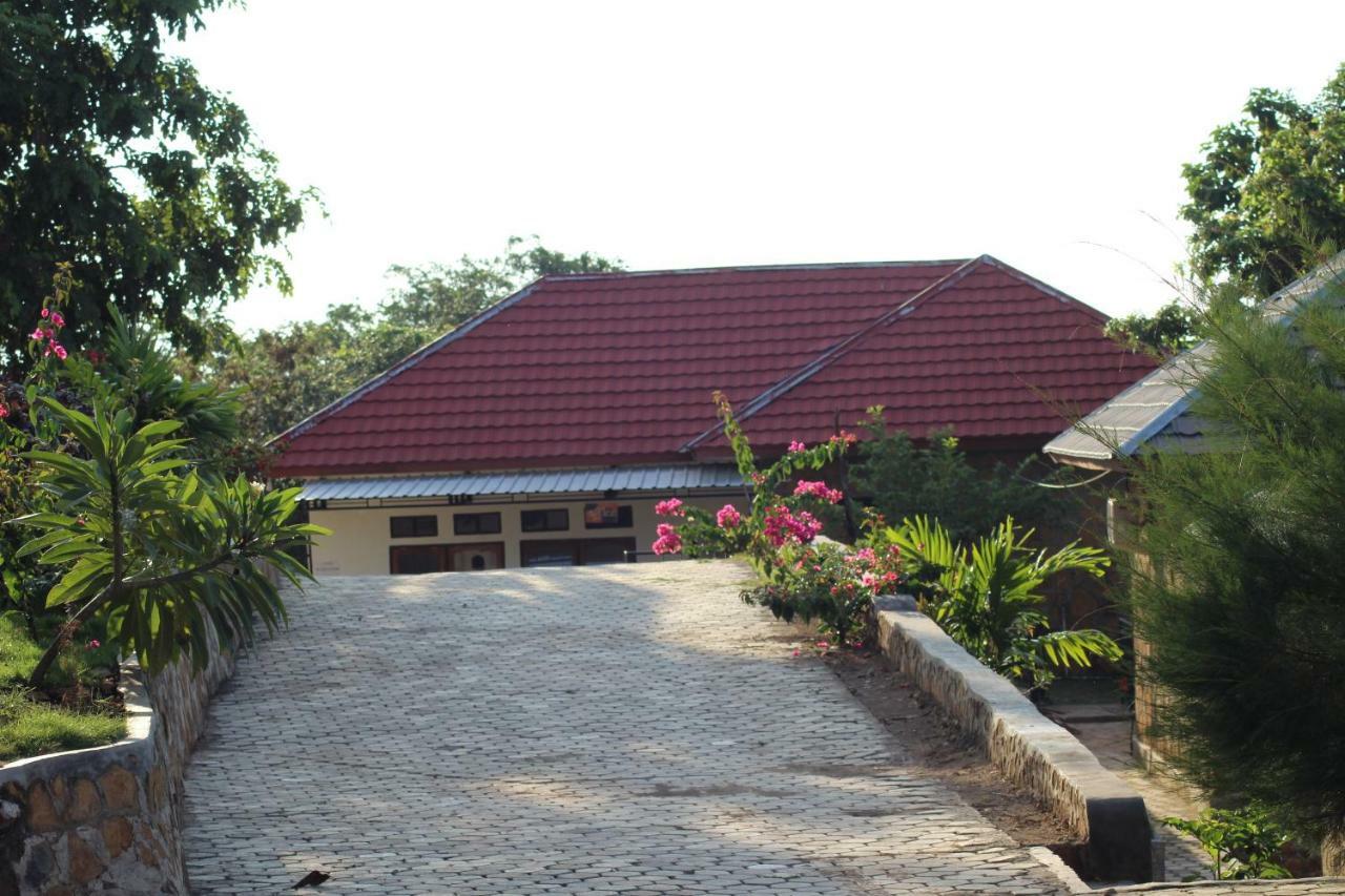 Theodor Hotel Labuan Bajo Exterior photo